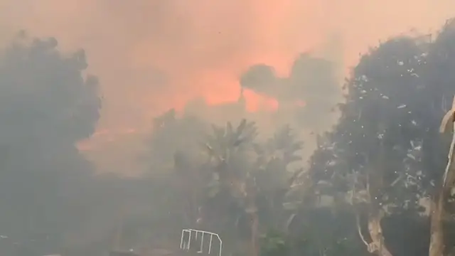 Video thumbnail for US: Norte Fire Rages in Orange County as Santa Ana Winds Fuel Rapid Spread 4.