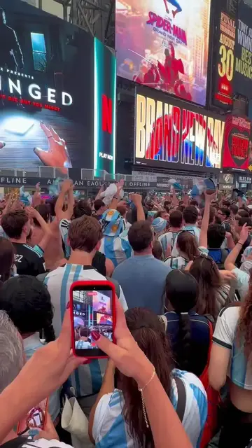 Video thumbnail for Argentina Fans Turn Times Square into a Sea of Blue and White