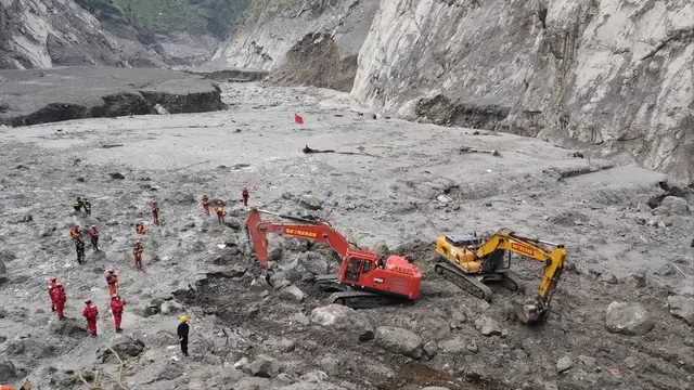 Video thumbnail for China: Road access to mudslide-hit border port restored in Xizang.