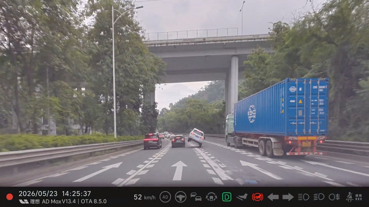 Video thumbnail for Dashcam Captures Hair-Raising Near Crash on Guangdong Highway