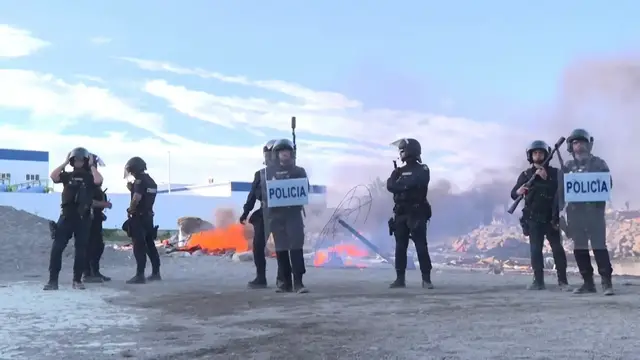 Video thumbnail for Anti-migrant protesters burn tents in Ceuta and block Red Cross aid