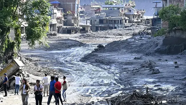 Video thumbnail for Hundreds feared dead as new flood threat stalls rescue efforts in Nepal, Tibet