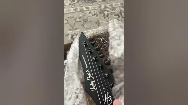 Video thumbnail for New Guitar Day! Harley Benton HWY-25BKS Superstrat Unboxing