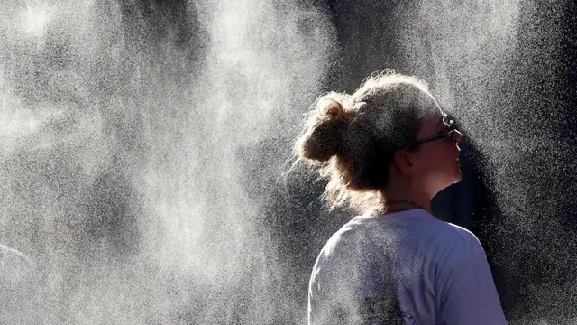 Video thumbnail for France faces historically hot temperatures as heatwave carries on