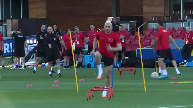 Video thumbnail for US: Turkish national football team holds 1st training session in US city of San Jose.