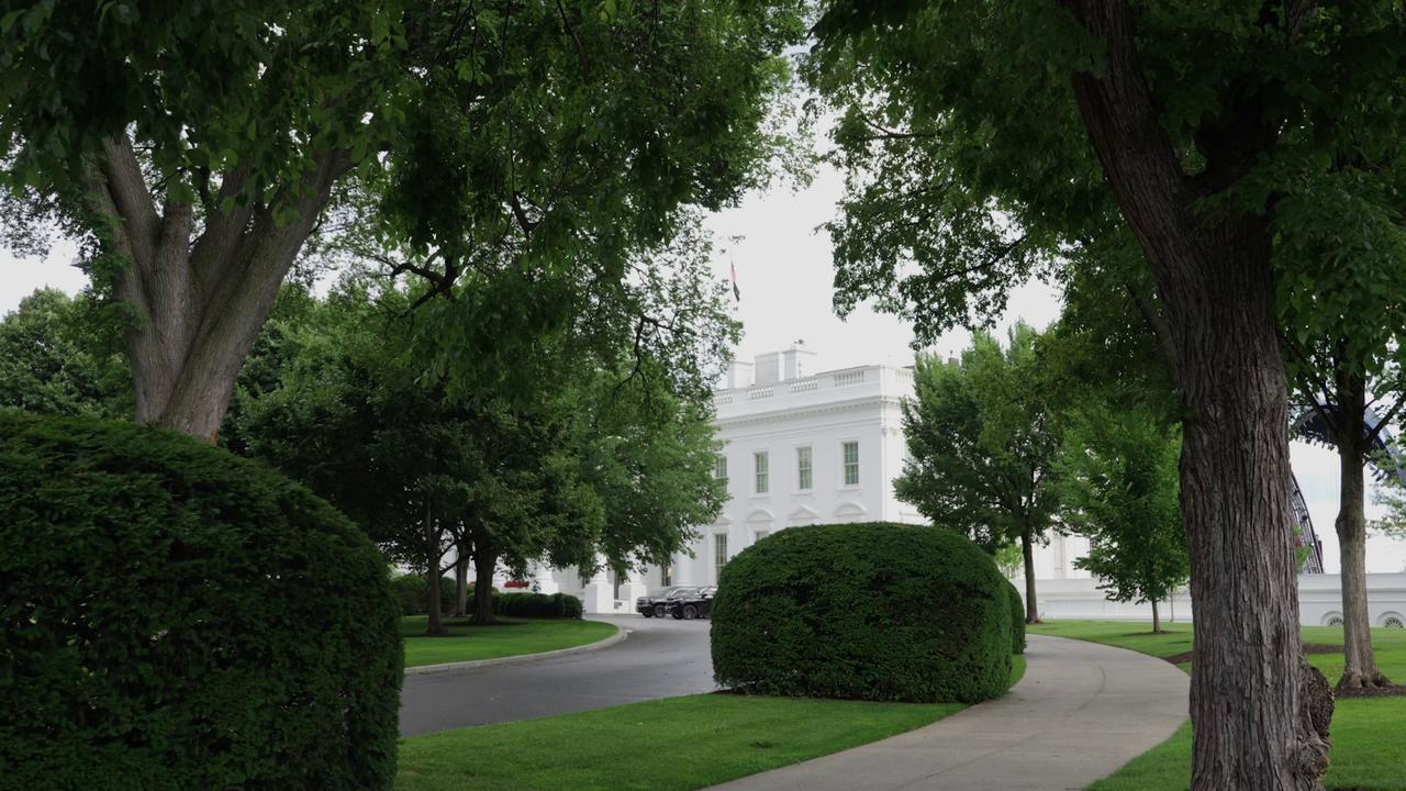 Video thumbnail for United States: Trump announces Iran peace deal signing for Sunday.