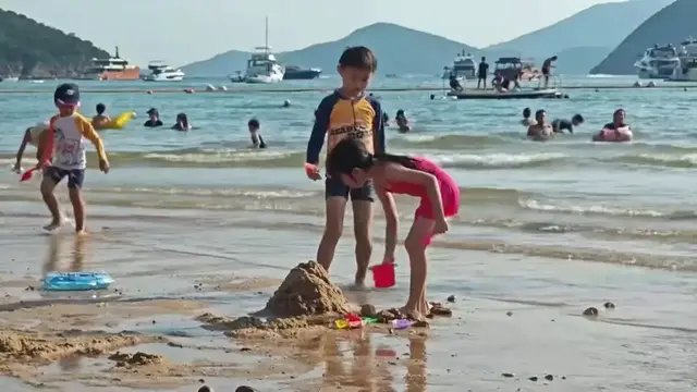 Video thumbnail for China: Hong Kong hits record 36.9 degrees Celsius.