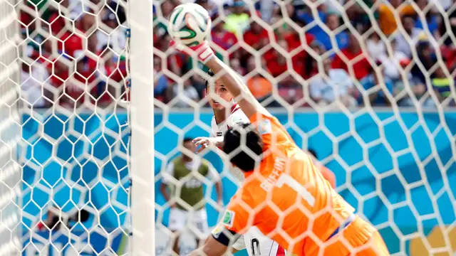Video thumbnail for Gianluigi Buffon: Italy's Legendary Goalkeeper's Career
