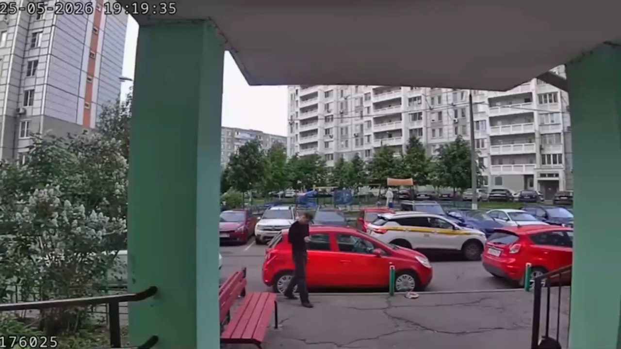 Video thumbnail for Man Dodges Falling Water Bombs in Podolsk!