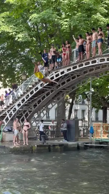 Video thumbnail for Parisians Cooling Off in Canal Saint Martin