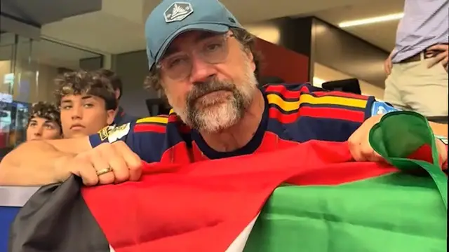 Video thumbnail for Spain's Oscar-winning actor raises Palestine flag at World Cup match