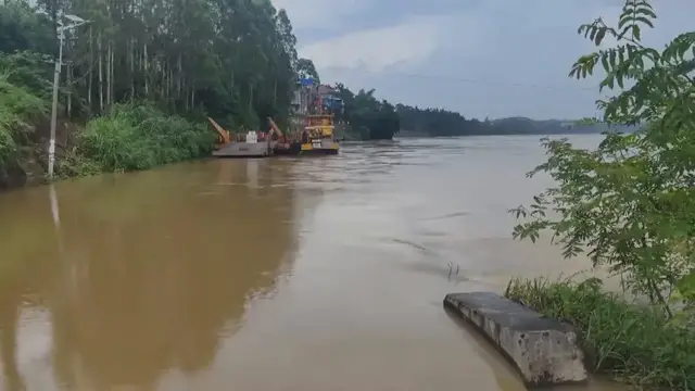 Video thumbnail for China: Rescue operations underway in flood-hit regions in China's Guizhou, Guangxi.