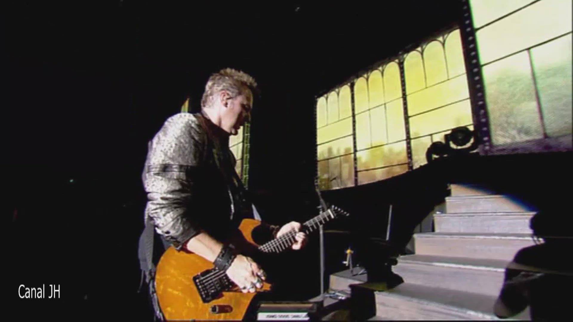 Video thumbnail for Johnny Hallyday - Allumer le feu - Palais des Sports 2006