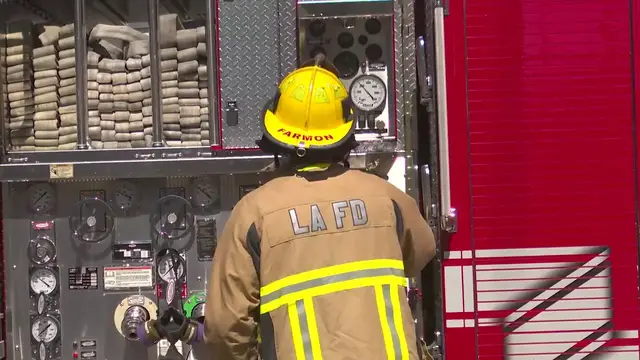 Video thumbnail for United States: Firefighters continue battling Los Angeles warehouse fire as smoke persists.