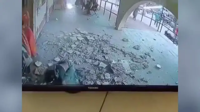 Video thumbnail for India: Hospital ceiling plaster crashes onto 25-year-old woman, severe head injuries trigger panic inside ward.