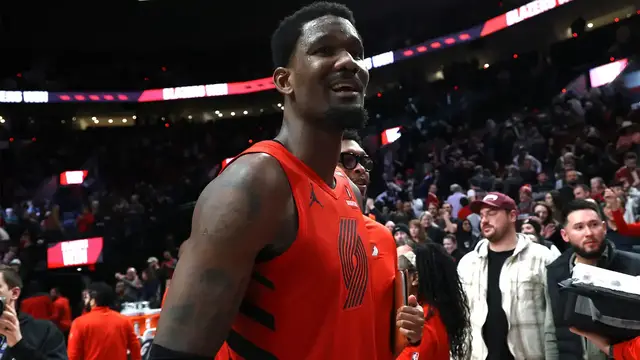 Video thumbnail for Will Deandre Ayton Help or Hurt the Lakers This Season?
