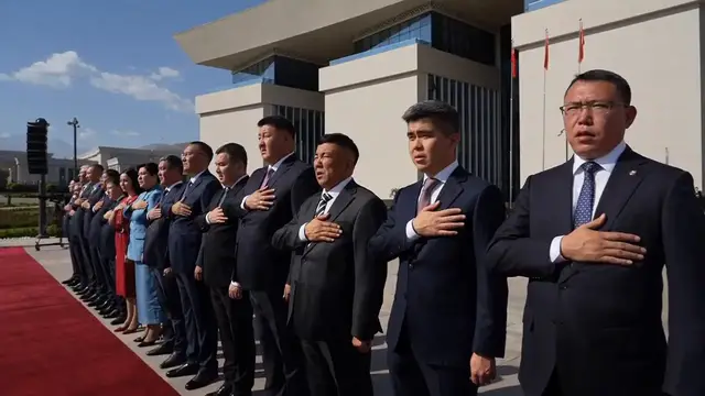 Video thumbnail for Kyrgyzstan: China's Xi arrives in Kyrgyzstan for SCO summit and state visit.