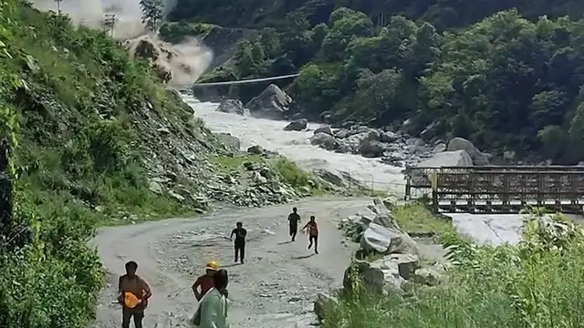 Video thumbnail for Construction worker documents moment he survives Nepal mudslide