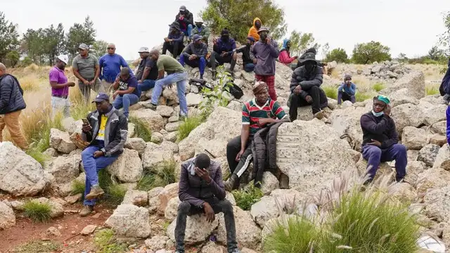 'Video thumbnail for South Africa arrests hundreds in illegal mining operation'