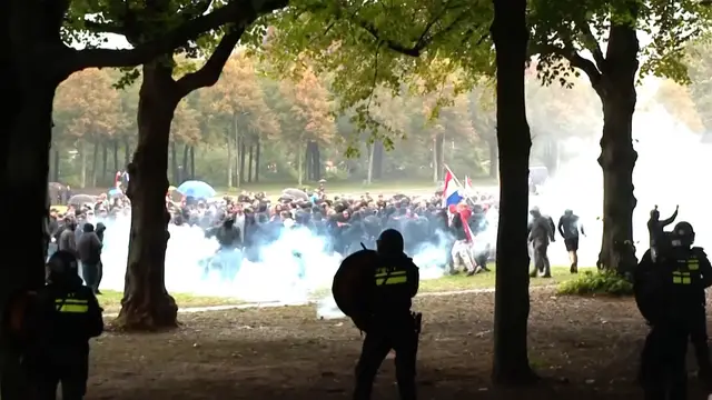 'Video thumbnail for Police fire tear gas at anti-immigration protesters in The Hague'