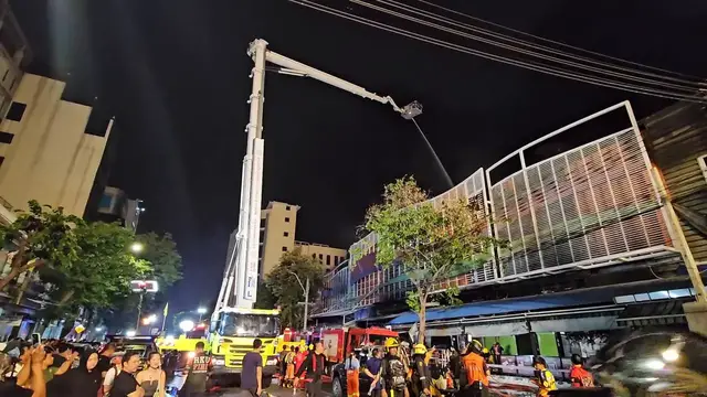 Video thumbnail for Thailand: Bangkok Fire Engulfs Klongthom Centre 12.