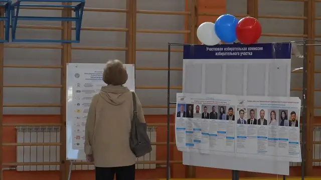 Video thumbnail for Russia: St. Petersburg residents head to polls as Russia’s elections begin.