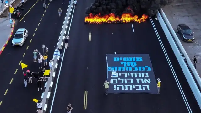 'Video thumbnail for Israeli protesters demand hostage deal as cabinet set to meet'