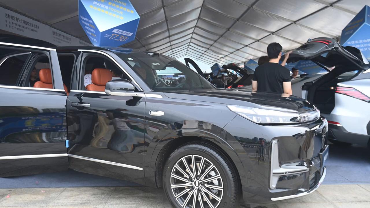 Video thumbnail for China: Beibuwan (Nanning) Auto Show.