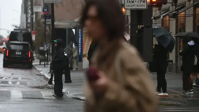 Video thumbnail for NY: Nor'easter Brings Strong Winds And Rain To NYC.