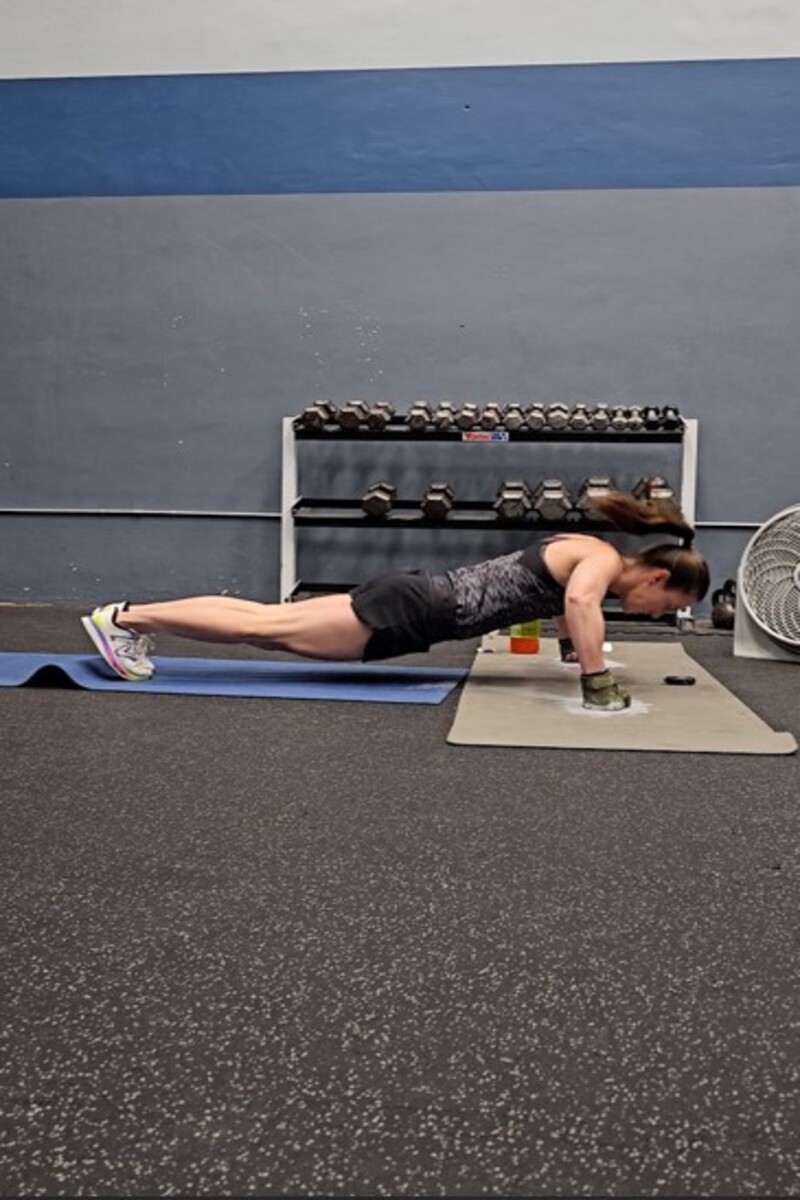 Video thumbnail for Most knuckle push ups in one hour (female)  1,330 by Auralee Strege