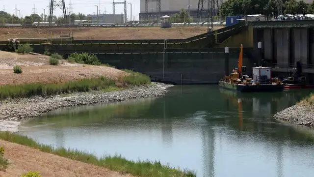 Video thumbnail for Amid a drought and soaring temperatures, Hungary shuts down its nuclear plant
