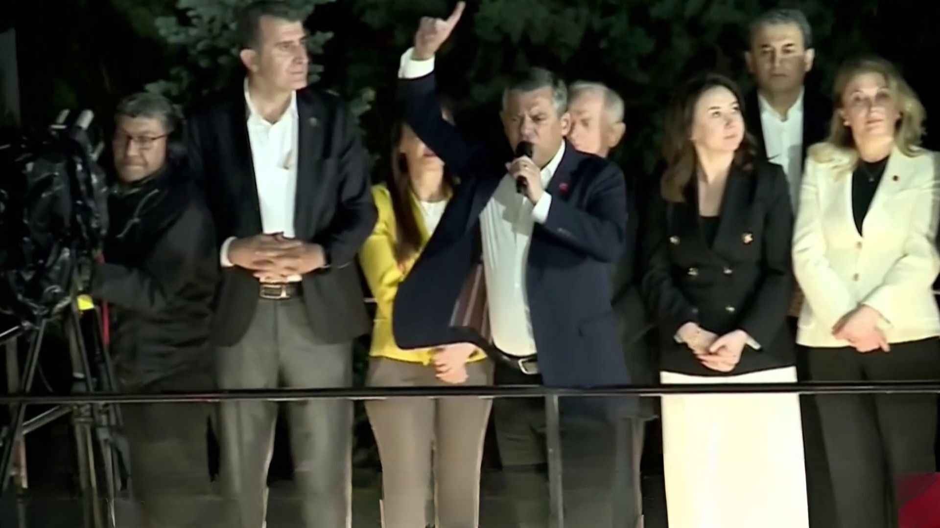 Video thumbnail for Turkiye opposition crisis deepens after court removes CHP leader Özgür Özel
