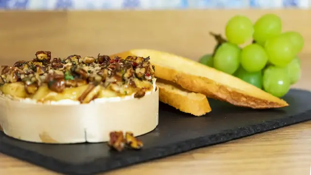 Video thumbnail for Queso Camembert al Horno con Nueces y Uvas