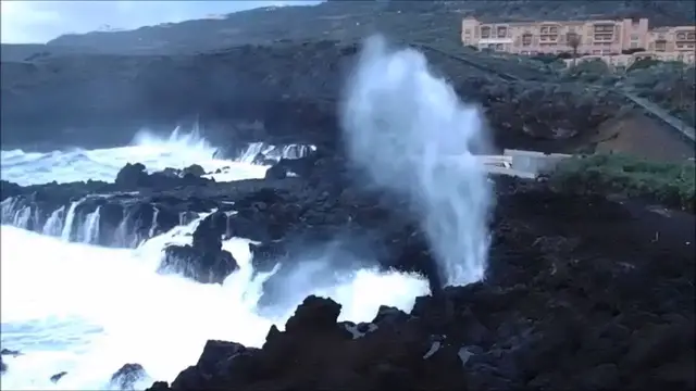Video thumbnail for La Palma - Gewaltige Atlantikwellen nagen an der Küste