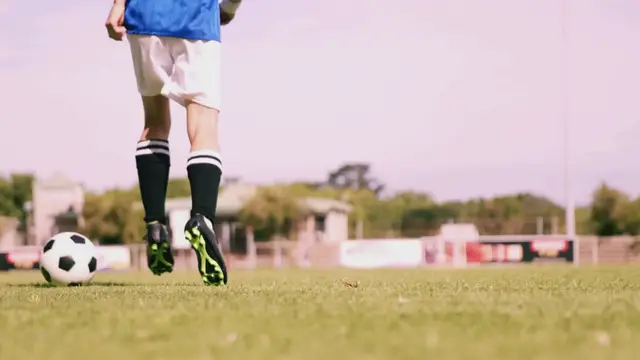 'Video thumbnail for Cách đá bóng sân lớn'