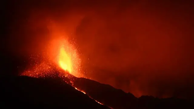Video thumbnail for La Palma volcano eruption 2021: 25-26 Sep - lava fountains