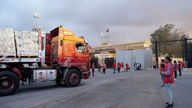 'Video thumbnail for Hundreds of aid trucks await Israel's reopening of Rafah crossing into Gaza'