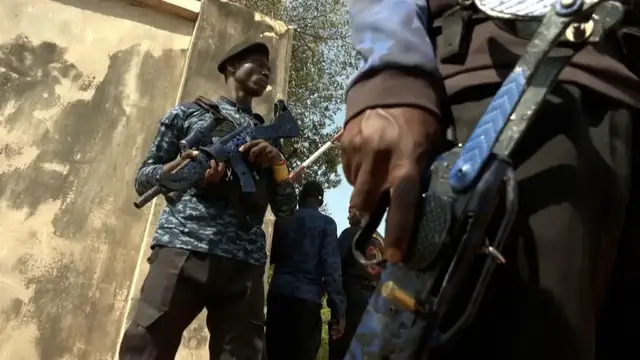 Video thumbnail for In Nigeria, self-defence groups step in to compensate for widening security gaps