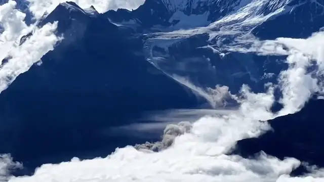 Video thumbnail for China: Glacier Collapse Triggers Mudslide Near Gyirong.