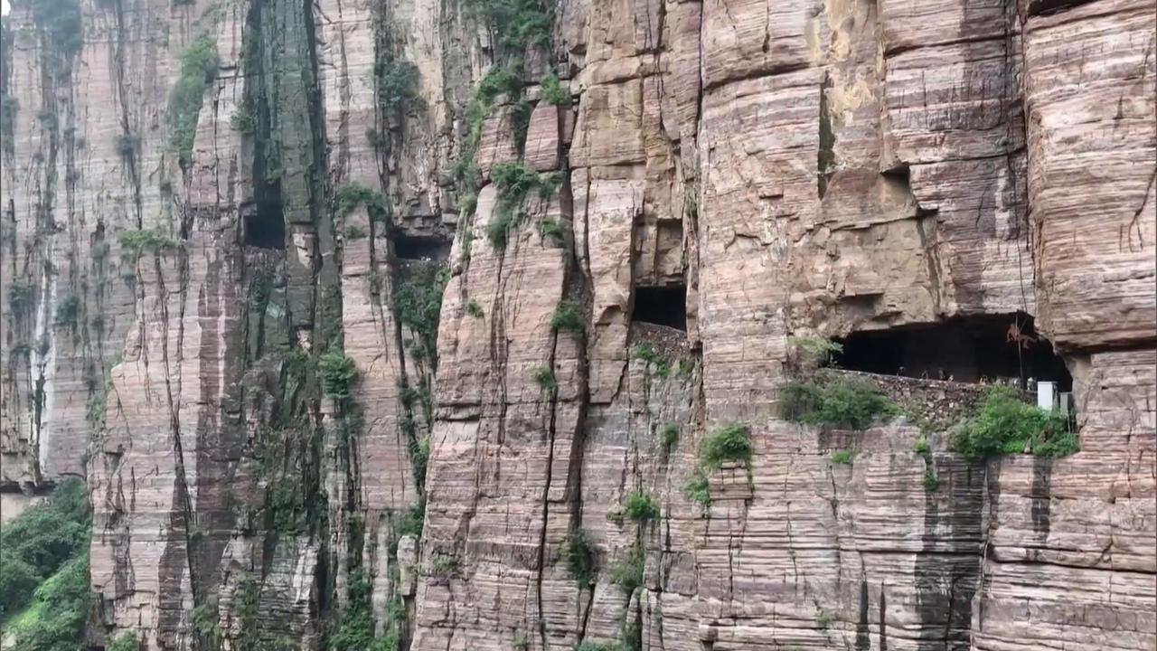 Video thumbnail for China: Filming location turns Chinese cliffside village into tourist hotspot.