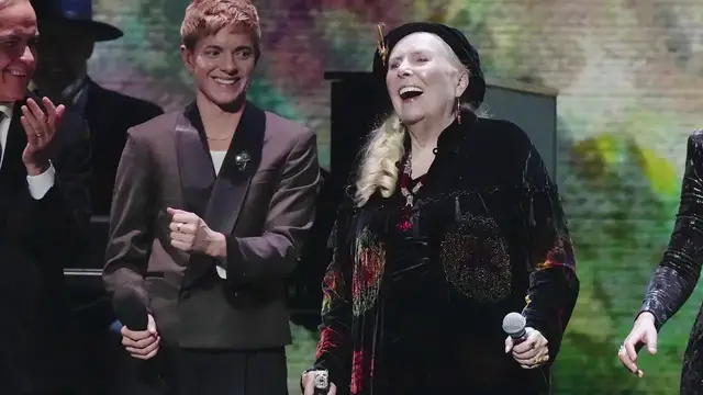 Video thumbnail for UNCAPTIONED: Joni Mitchell becomes US citizen.