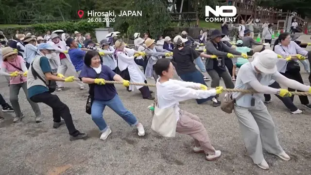 Video thumbnail for More than 1,000 volunteers pull historic castle back to its original site in Japan