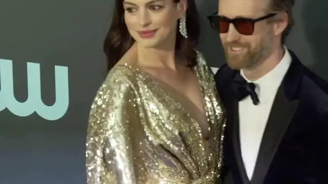 Video thumbnail for UNCAPTIONED: Anne Hathaway pregnant with baby number three.