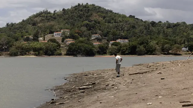Video thumbnail for Puerto Rico Rations Water for 48 Hours at a Time Amid Extreme Drought