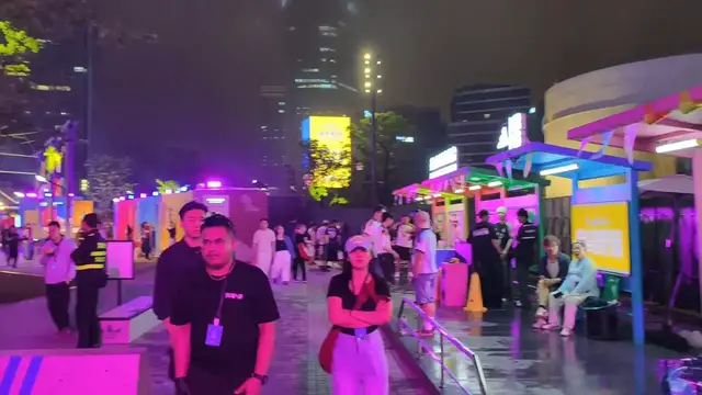 Video thumbnail for China: Adidas' Legends' Pitch FIFA World Cup Fan Festival.