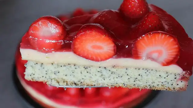 'Video thumbnail for Einfacher Erdbeerkuchen🍓 Super, lecker mit Mohn im Kuchenboden😋'