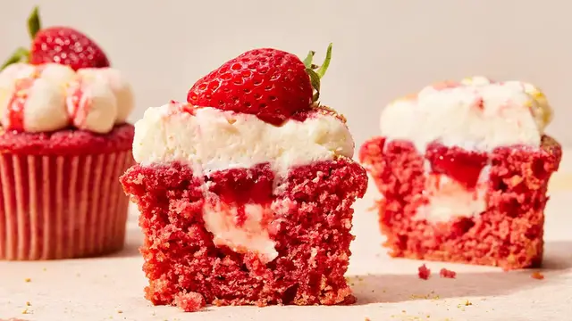 Video thumbnail for Strawberry Cheesecake Cupcakes Recipe