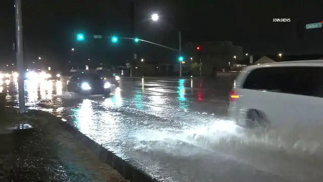 Video thumbnail for US, Phoenix: Phoenix Thunderstorm Brings Lightning And Flooding.