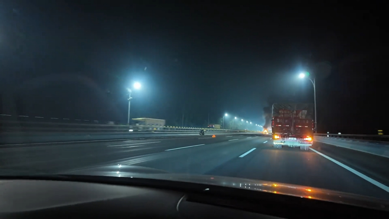 Video thumbnail for Burning truck explodes on highway in Henan, China