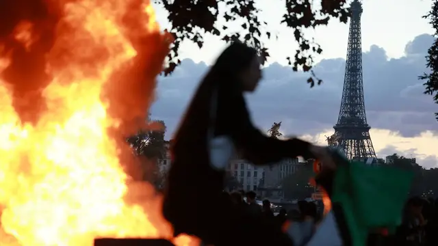 Video thumbnail for More than half a million protest across France as Paris sees clashes and arrests
